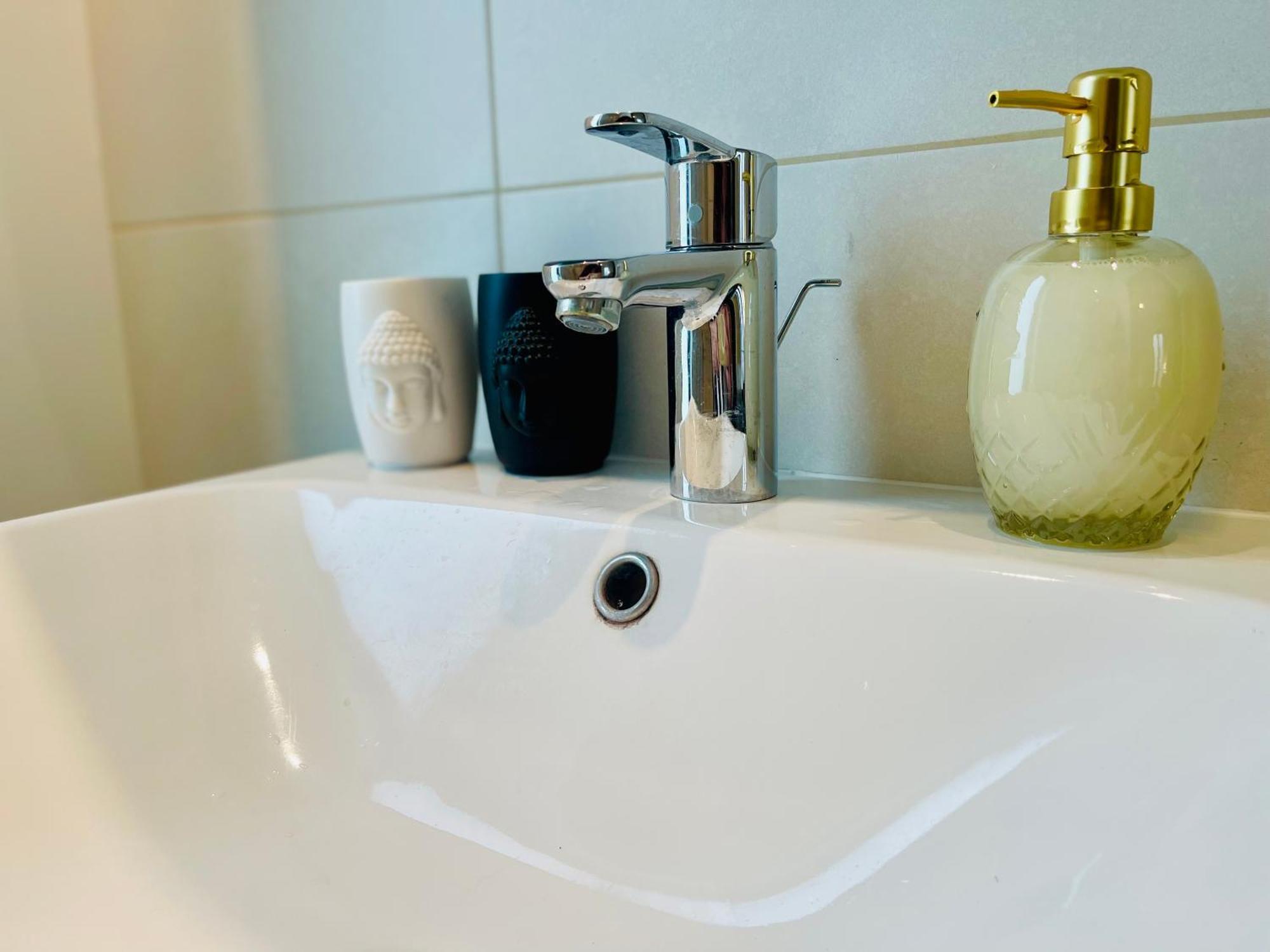 Down Town Spacious Loft Retreat With Private Parking بروكسل المظهر الخارجي الصورة